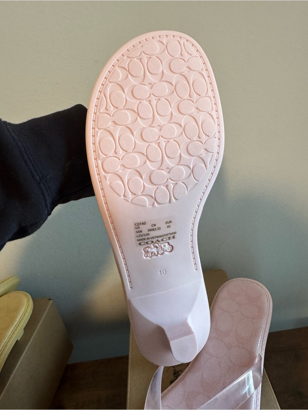 Candy Pink Jelly Thong Sandal Heels - Brand: Size 10 - Picture 2 of 3